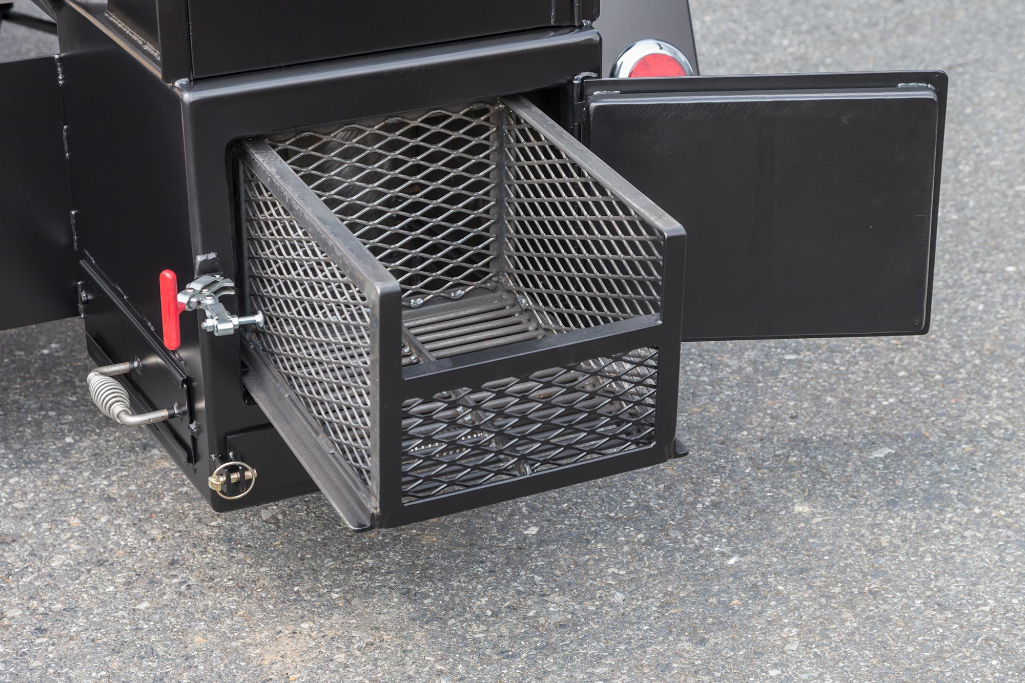 https://b7w9u9i4.rocketcdn.me/wp-content/uploads/2019/05/Meadow_Creek_Tank_Smoker_Charcoal_Slideout_Basket.jpg